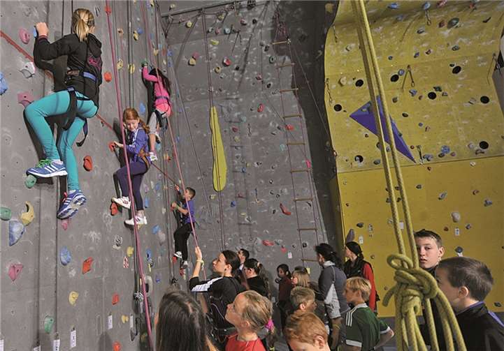 Klettern im Kanditurm ist ein Angebot des Osterferienprogramms. Stadt Andernach/Maurer