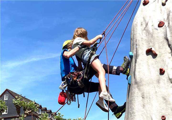Klettern mit der DRK-Bergwacht bei einer Seilschaft in luftige Höhen. Für die größeren Kids ein Riesenspaß.