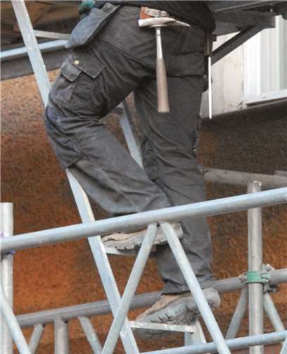 Klettern nach oben: Die Gerüstbauer und ihr Mindestlohn. Der liegt ab September bei 10,25 Euro pro Stunde, teilt die IG BAU mit. IG Bau