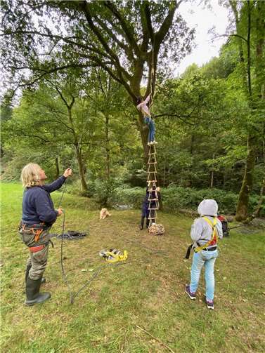 Klettern und Abseilen beim Naturerlebnistag.  Foto: Stadt Neuwied / Stefan Keuper