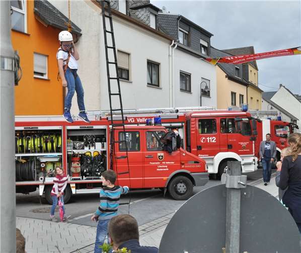 Kletterübung an der Gummileiter.