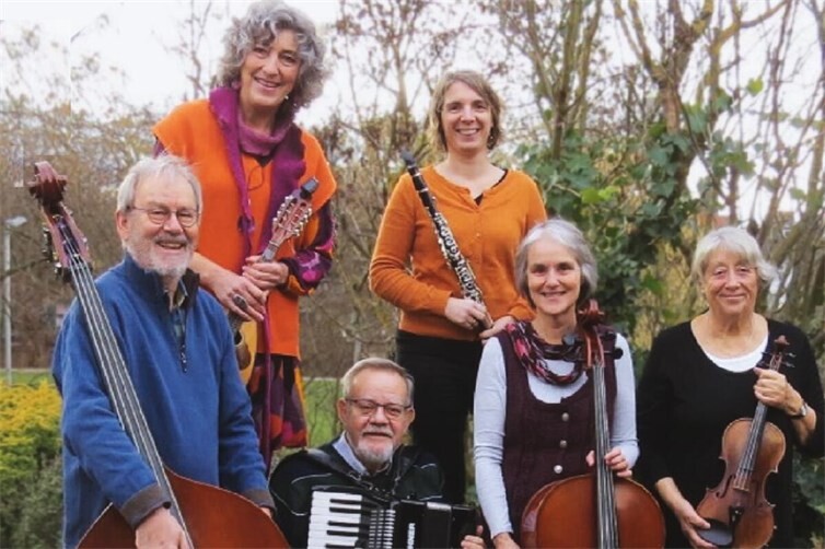 Klezmer & Co von links nach rechts: Karl Matten (Kontrabass), Annemie Ulrich (Mandoline und Gesang), Willi Walbröhl (Akkordeon), Luise Weißler (Klarinette), Manuela Meyer (Cello), Margit Walbröhl (Geige)