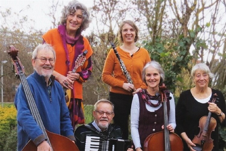 Klezmer & Co von links nach rechts: Karl Matten (Kontrabass), Annemie Ulrich (Mandoline und Gesang), Willi Walbröhl (Akkordeon), Luise Weißler (Klarinette), Manuela Meyer (Cello), Margit Walbröhl (Geige).