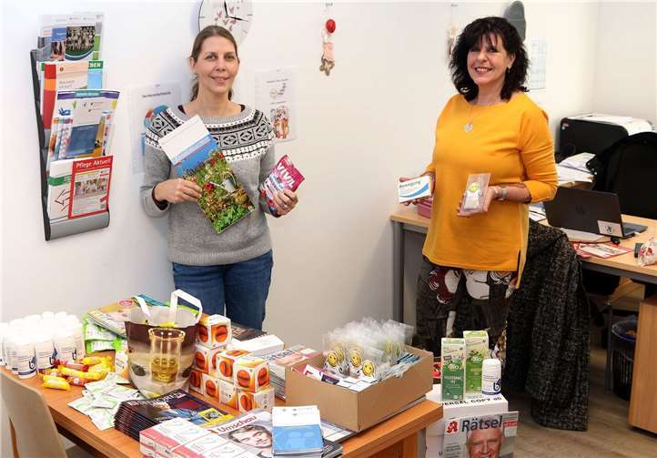 Klienten der Gemeindeschwestern plus Gerlinde Brenk für Remagen-Sinzig (li.) und Sabine Kröll für Bad Breisig-Brohltal (re.) erhalten in den nächsten Tagen eine Tasche mit kleinen Nützlichkeiten. Ziel der Aktion ist es, sich bei den Mitbürgern, die den Gemeindeschwestern plus im ersten Jahr ihr Vertrauen geschenkt haben, zu bedanken. Darüber hinaus soll eine kleine Freude bereitet und angesichts der anhaltenden Corona-Pandemie Langeweile und Einsamkeit vorgebeugt oder vertrieben werden. Foto: Thorsten Trütgen