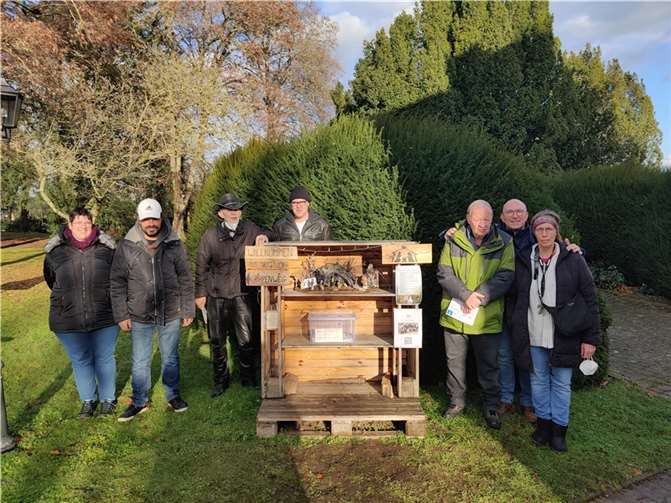 Klientinnen und Klienten sowie der Leiter des Gemeindepsychiatrischen Betreuungszentrums Prüm unternahmen einen Ausflug zum Saffiger Krippenweg. Dabei durfte ein Bild mit der selbst gestalteten und gefertigten Weihnachtskrippe natürlich nicht fehlen. Foto: Barmherzige Brüder Saffig