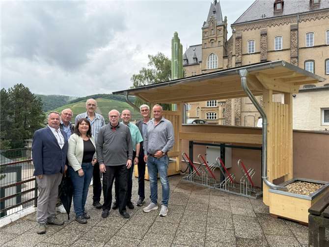 Innovativer Baustein für die Zukunftsregion Ahr Klimaexperte Rainer Doehmen (Mitte) informierte die FWG-Kreistagsfraktion über das bundesweit erstmalig in Ahrweiler realisierte Modellprojekt „Solarcamp macht Schule“.  Foto: Dr. Annette Gies