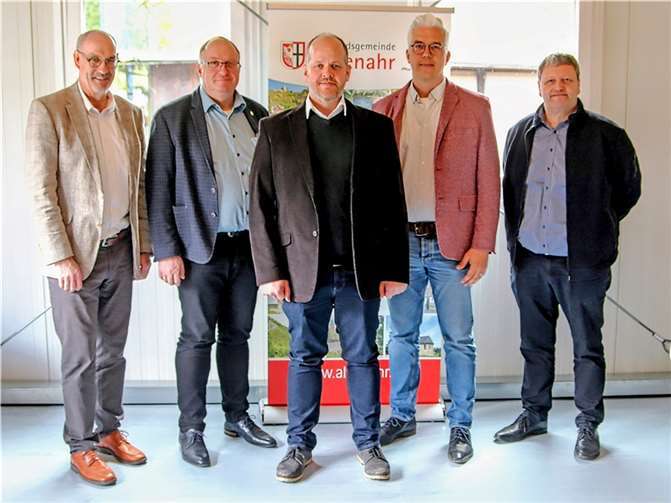 Klimaschutz im Focus: Die Bürgermeister der Verbandsgemeinden Adenau und Altenahr, Guido Nisius (2.v.li.) und Dominik Gieler (2.v.re.) sowie die Büroleiter Bernhard Jüngling (links, VG Adenau) und Wolfgang Stodden (re., VG Altenahr) begrüßen den neuen Klimaschutzmanager Daniel Greipel (Mitte).  Foto: VG Altenahr