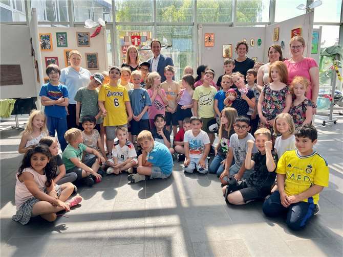 Klimaschutz kreativ: Grundschulkinder zeigen „Winzlinge und Giganten“ im Rathaus. Fotos: VG Weißenthurm / Katharina Demleitner