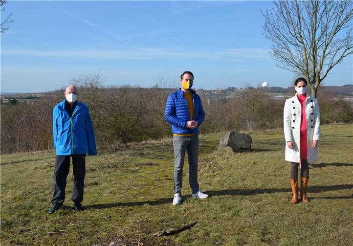 Klimaschutz steht im Vordergrund bei der Deponie Oedingen, darin waren sich die FDP-Vertreter (von links) einig: Ulrich van Bebber, Martin Thormann und Christina Steinhausen. Foto: privat