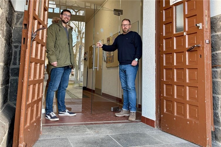 Klimaschutzmanager Helge Lippert (links) und Ortsvorsteher Sascha Flinsch freuen sich über den neuen Doppelflügel-Glaswindfang.Foto: Janine Pitzen/Stadt Mayen