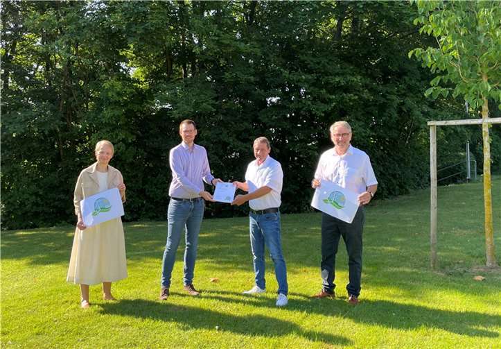 Klimaschutzmanager Johannes Baumann übergibt gemeinsam mit der Ersten Kreisbeigeordneten Gabriele Wieland sowie dem zuständigen Referatsleiter Olaf Glasner stolz das beschlossene Klimaschutzkonzept an Landrat Achim Schwickert. Foto: Pressestelle