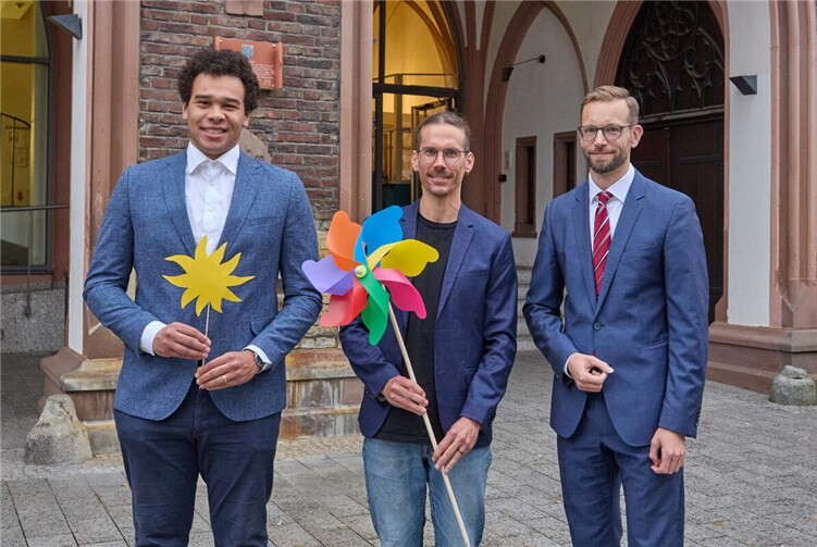 Gemeinsam für die Zukunft: VG Montabaur gründet Erneuerbare-Energien-Gesellschaft Klimaschutzmanager Max Weber (Mitte) wurde zum Vorstand der VGM EE gewählt, sein Stellvertreter ist Marco Allison-Adams (links). Er ist als Jurist im Rechtsservice der VG tätig und hat die Satzung der neue AöR ausgebarbeitet. Bürgermeister Ulrich Richter-Hopprich (rechts) ist Vorsitzender des Verwaltungsrates.