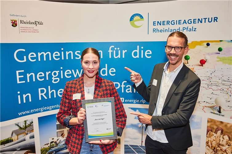 Klimaschutzmanager Max Weber ist stolz auf Auszubildende Sandra Schäfer, die die Auszeichnung für das Team entgegengenommen hat. Quelle: Energieagentur Rheinland-Pfalz