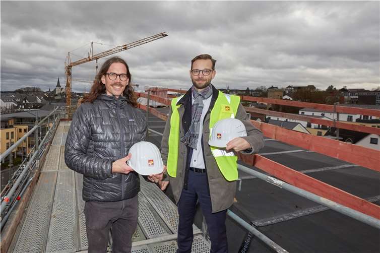 Klimaschutzmanager Max Weber (li.) und Bürgermeister Ulrich Richter-Hopprich (re.) besichtigen das neue Verbandsgemeindehaus, das mit Geothermie und Photovoltaikanlage auch zum Klimaschutz beiträgt. Quelle: VG Montabaur