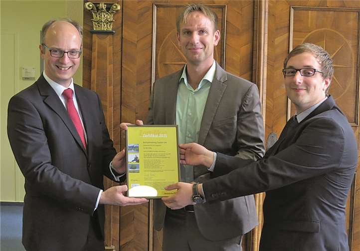 Klimaschutzmanager Thomas Berens, Frank Lenz, Referatsleiter „Zentrale Dienste“ bei der Kreisverwaltung sowie Markus Tschauder, Vertriebsdirektor der Deutschen Post AG bei der Zertifikatsverleihung.privat
