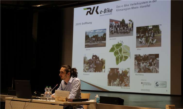 Klimaschutzmanager Tobias Gethke berichtet über klimaschutzfördernde Projekte im linksrheinischen Rhein-Sieg-Kreis. Foto: CEW