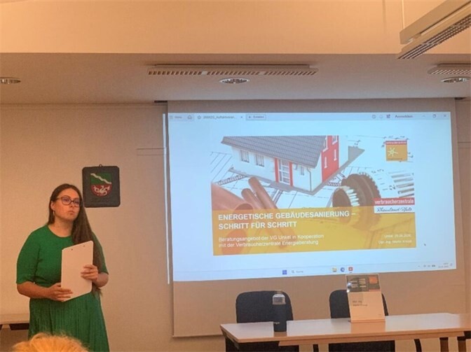 Klimaschutzmanagerin Alexandra Pril informiert über das neue Förderprogramm. Quelle: VG Unkel