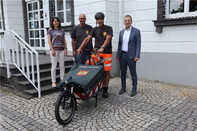 Klimaschutzmanagerin Clarissa Figura, Dirk Meyer, stellvertretender Leiter des Baubetriebshofs, Baumkontrolleur Hendrik Kardinal und Bürgermeister Andreas Geron (v.l.) freuen sich über die sinnvolle Anschaffung eines E-Lastenrades für den Sinziger Baubetriebshof.  Foto: Stadtverwaltung Sinzig