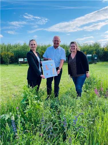 Klimaschutzmanagerin Janine Sieben (li.), Landrat Achim Hallerbach und Gabi Schäfer von der Stabsstelle „Energie, Klima, Umwelt“ mit dem aktualisierten und regional zugeschnittenen Aussaatkalender. Quelle: Kreis Neuwied