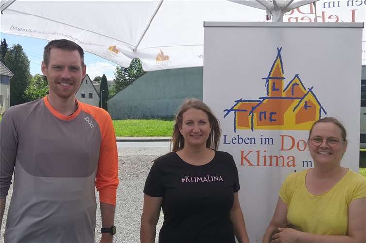 Klimaschutzmanagerin Jasmin Lemler radelt bei der Auftaktveranstaltung im Wes-terwaldkreis mit: v.li. Johannes Baumann, Lina Braun und Jasmin Lemler. Quelle: Rhein-Lahn-Kreis