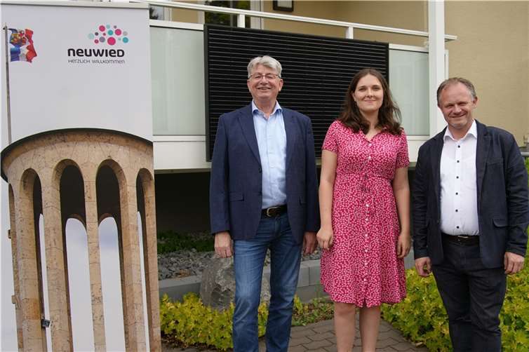 Klimaschutzmanagerin Julia Frimmersdorf, Oberbürgermeister Jan Einig (rechts) und Beigeordneter Ralf Seemann freuen sich, dass die Stadt Neuwied ihre Bürger bei der Anschaffung von Balkon-Photovoltaikanlagen künftig unterstützen kann.  Foto: Stadt Neuwied/Melanie Lange