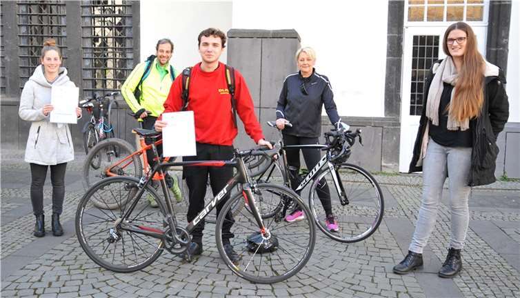 Klimaschutzmanagerin Mona Maar (rechts) gratuliert den Siegern des Projekts Stadtradeln. Sieger in der Einzelwertung wurde Peter Kretzer (Mitte). Die Teamwertung gewann das St. Nikolaus Stiftshospital um Teamleiterin Marina Busenkell (links).  Foto: Stadt Andernach/Maurer