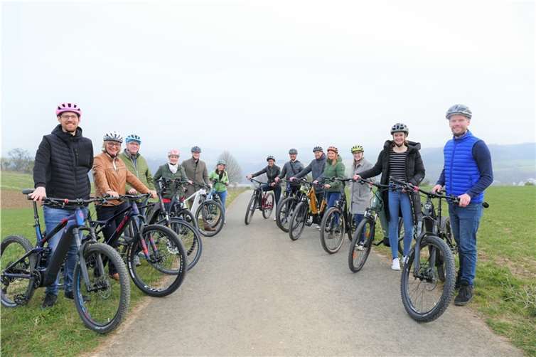 Klimaschutzmanager/innen der teilnehmenden Kommunen stellen Aktion Stadtradeln mit den von AB Sport Holler zur Verfügung gestellten Fahrrädern vor (v.l..): Johannes Baumann (KV Westerwaldkreis), Sabine Schneider (Energieagentur), Thomas Henritzi (VG Westerburg), Kerstin Schmidt (VG Bad Marienberg), Henrik Lütkemeier (VG Hachenburg), Kerstin Ruckert (VG Rennerod), Michaele Meudt (VG Höhr-Grenzhausen), Max Weber (VG Montabaur), Jonas Rechtsteiner (VG Ransbach-Baumbach), Lina Braun (VG Wallmerod), Timea Zimmer (Stadt Hachenburg), Christina Becher (VG Westerburg), Thomas Siry (VG Selters). Foto: Pressestelle der Kreisverwaltung