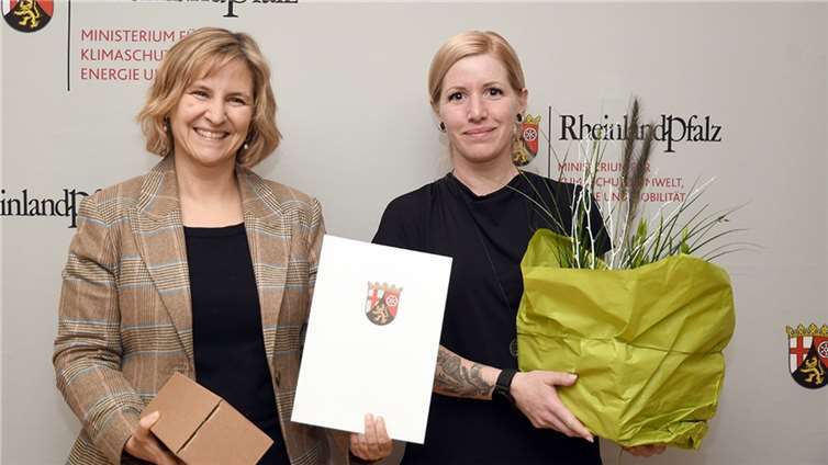 Wildtierpflegestation und Katzenhilfe aus Koblenz unter den Preisträgern Klimaschutzministerin Katrin Eder mit Tierschutzpreisträgerin Julia Bravetti. Fotos: MKUEM
