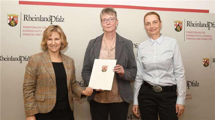 Wildtierpflegestation und Katzenhilfe aus Koblenz unter den Preisträgern Klimaschutzministerin Katrin Eder mit Klimaschutzministerin Katrin Eder mit Vertreterinnen der ausgezeichneten Katzenhilfe Koblenz.