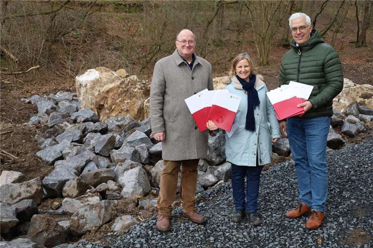 Klimaschutzministerin Katrin Eder überreichte Förderbescheide über 6,5 Millionen Euro beziehungsweise 2,3 Millionen Euro an Verbandsgemeinden Altenahr und Adenau für Wiederaufbau nach der Flutkatastrophe 2021.  Foto: Thorsten Trütgen / VG Altenahr.