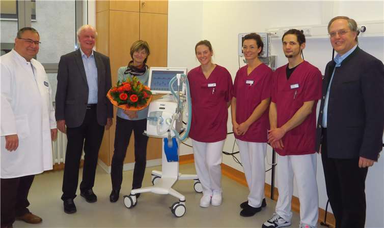 Klinikdirektor Thomas von Kessel (rechts) dankte Alfred Hahn (Zweiter von links) und seiner Ehefrau Marianne (Dritte von links) für das Engagement der Stiftung.Foto: privat