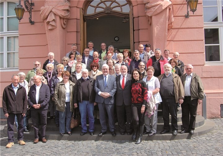 Klöckner und Landtagspräsident Joachim Mertes (Mitte vorn) begrüßten die Gäste aus Urmitz vor dem Landtag.  Privat