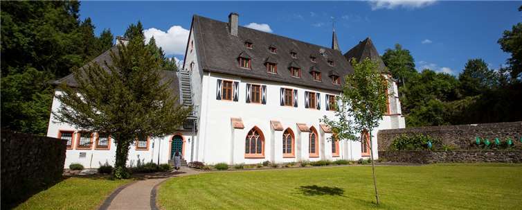 Kloster Ehrenstein liegt im Mehrbachtal umgeben in idyllischer Natur – ein idealer Ort, um beim „NachtLeben“ seinem eigenen Glauben wieder näher zu kommen oder sich mit der wohltuenden Wirkung von Kräutern zu befassen. Foto: Anne Orthen