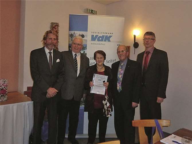 Klothilde Höfer wurde für 40 Jahre Mitgliedschaft im VdK geehrt. (v.l.) Stellvertretender Ortsverbandsvorsitzender Günter Sass, Kreisverbandsvorsitzender Rigobert Scherf, Klothilde Höfer, Ortsverbandsvorsitzender Walter Hoben und Bürgermeister Norbert Bahl. privat