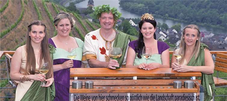 Klotten. Das Herbstfest des TKV Klotten findet von Freitag 2. bis Sonntag, 4. Oktober im Festzelt am Haus Moselschiefer in Klotten statt.Weinkönigin Marie-Christine mit ihrer Prinzessin Jennifer und Weingott Bacchus Stefan mit seinen Bacchantinnen Greta und Marie-Sophie freuen sich auf viele Gäste.privat