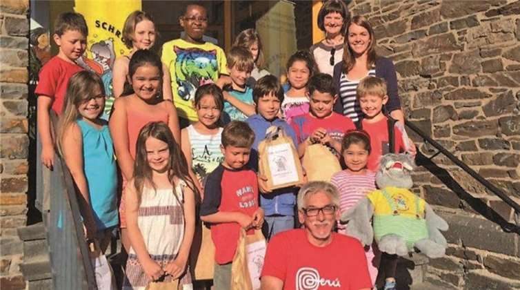 Klotten. Kürzlich wurde die Grundschule Klotten von der AG Jugendzahnpflege Cochem in der Schule besucht. Sie brachten eine gesunde Frühstückstüte mit. Es war darin: ein Apfel, Studentenfutter, Gerolsteiner Wasser, eine Zahnbürste und Zahnpasta. Die Schüler freuten sich sehr über die kleine Überraschung.privat