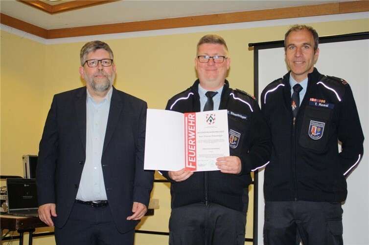 Klottens Wehrführer Thomas Eisenträger wurde im Rahmen der Fahrzeugeinweihung von Bürgermeister Wolfgang Lambertz zum Oberbrandmeister befördert.