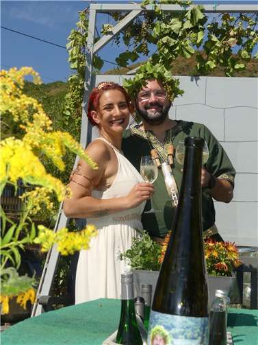 Klottens Weinrepräsentant Bacchus Thorsten erschien als durstiger Weingott in Begleitung seiner Bacchantin Helena.