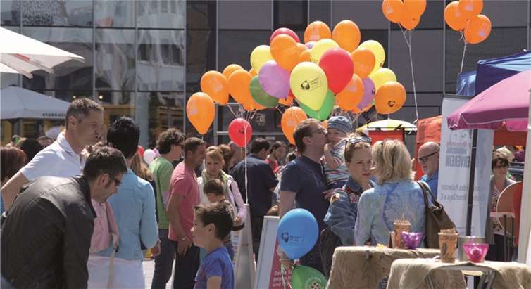 Knallbunt und turbulent war es auf dem Zentralplatz mit zahlreichen Angeboten, die nicht nur für Kinder interessant waren.