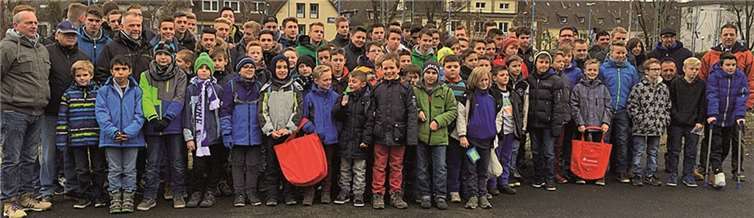 Knapp 100 Kinder, Jugendliche, Trainer, Betreuer und Eltern waren der Einladung.privat