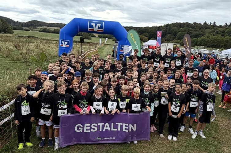 Knapp 100 Schülerinnen und Schüler, Eltern und Lehrkräfte des Are-Gymnasiums nahmen am 50. Laacher See Naturlauf teil und präsentierten ihre Schule als sportliche und engagierte Gemeinschaft 