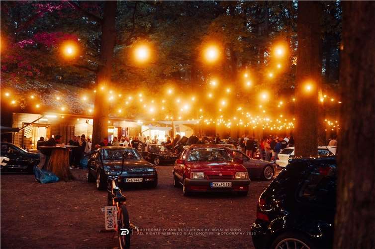 Knapp 100 ausgewählte Fahrzeuge aller Marken und Epochen waren dabei.  Foto: RoyalDesigns