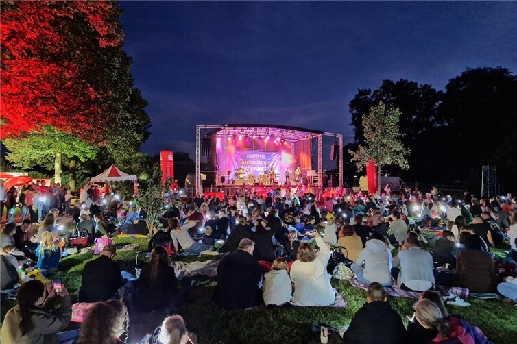 Knapp 1.000 Besucherinnen und Besucher freuten sich über das letzte Taschenlampenkonzert im September 2023.