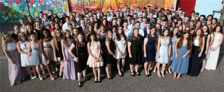 Knapp 140 Schülerinnen und Schüler kamen bei sommerlichen Temperaturen zusammen, um das Ende der gemeinsamen Schulzeit zu feiern. Gilbert May