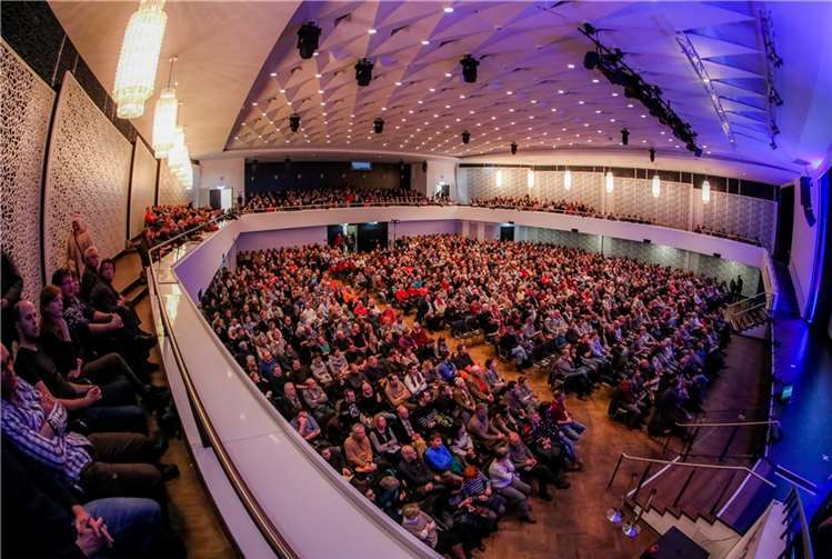 Knapp 1400 Besucher kamen in die ausverkaufte Rhein Mosel Halle in Koblenz.