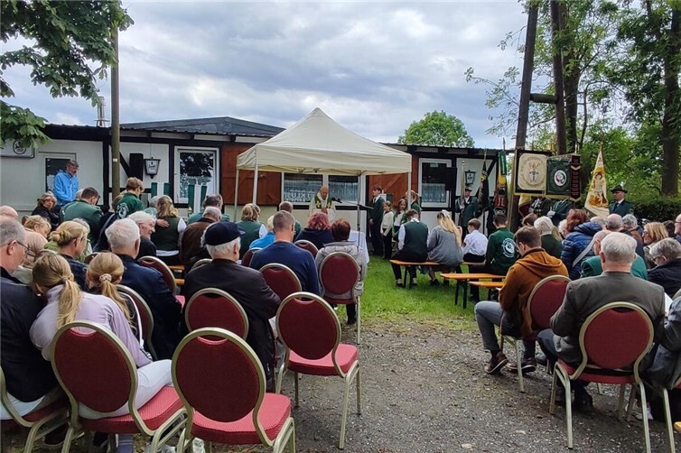 Knapp 150 Gäste feierten den Open Air Gottesdienst mit Pfarrer Georg von Lewin auf dem Schützenplatz zu Beginn des Schützenfestes.