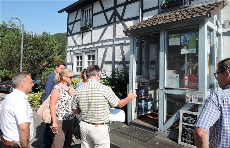 Knapp 20.000 Euro spendiert die EU über ihr Förderprogramm LEADER für eine Ladestation und Fahrradabstellanlagen an der TouristInformation Waldbreitbach Foto: entra Regionalentwicklung GmbH