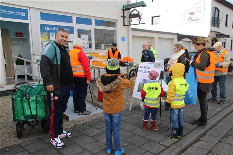 Knapp 30 Teilnehmende, darunter auch einige Familien, folgten der Einladung. Quelle: Quartiersmanagement im Raiffeisenring