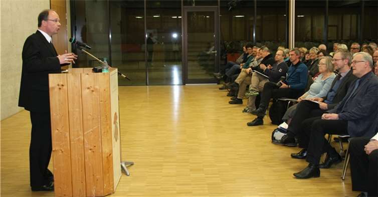 Knapp 300 Frauen und Männer interessierten sich für Ackermanns Vortrag zur Diözesansynode im Katholischen Forum Koblenz. privat