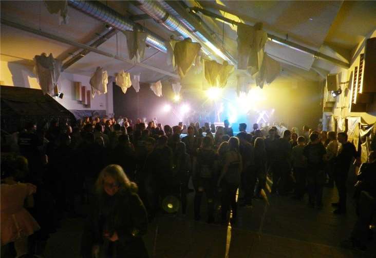 Knapp 300 Gäste kamen zur Halloween-Party ...privat
